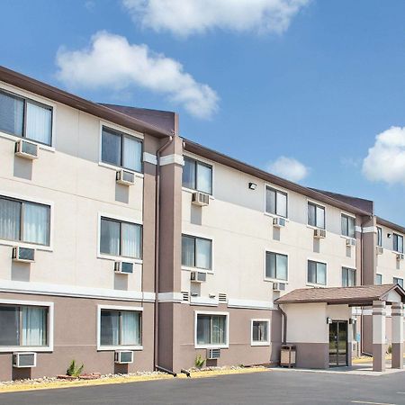 Boarders Inn & Suites By Cobblestone Hotels Waterloo Cedar Falls Exterior foto